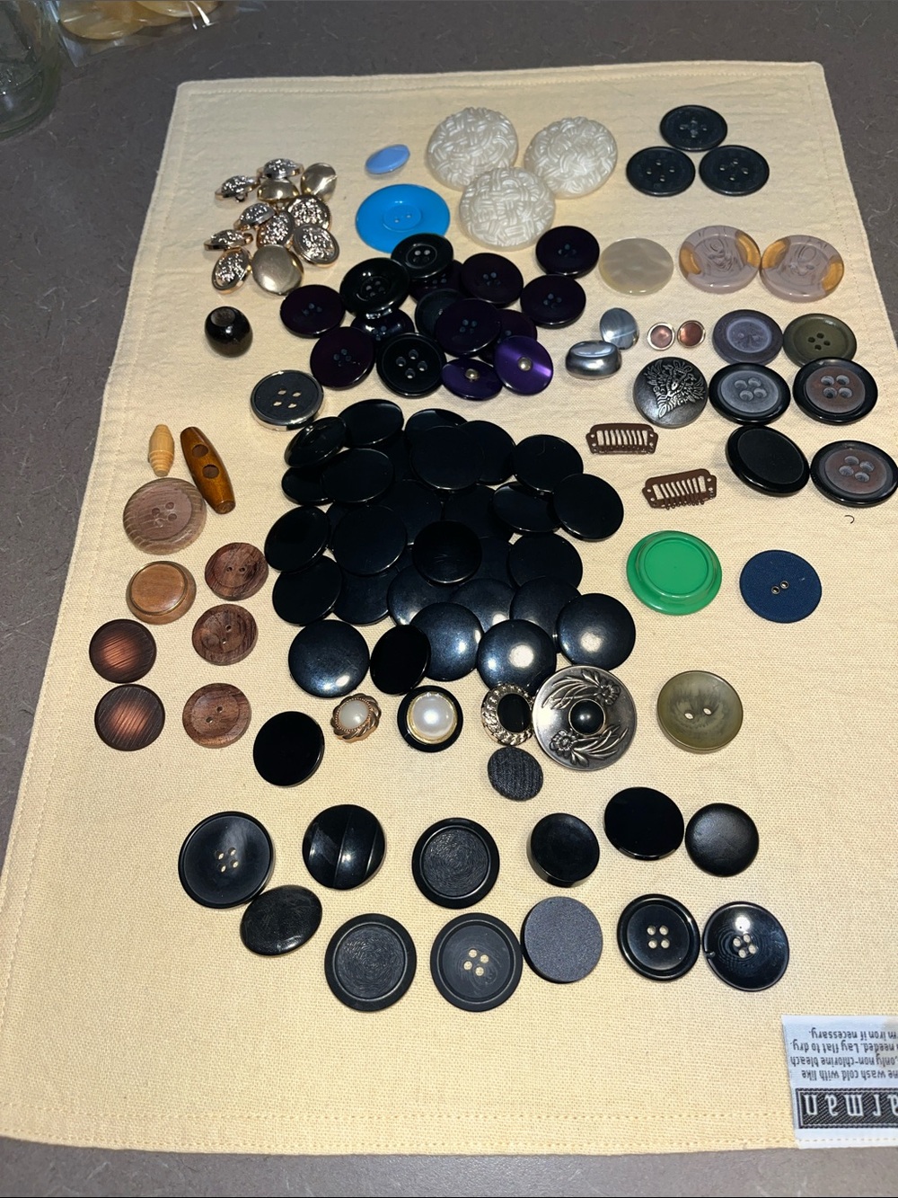 Lot of vintage & modern replacement buttons or craft use. Other misc pieces.